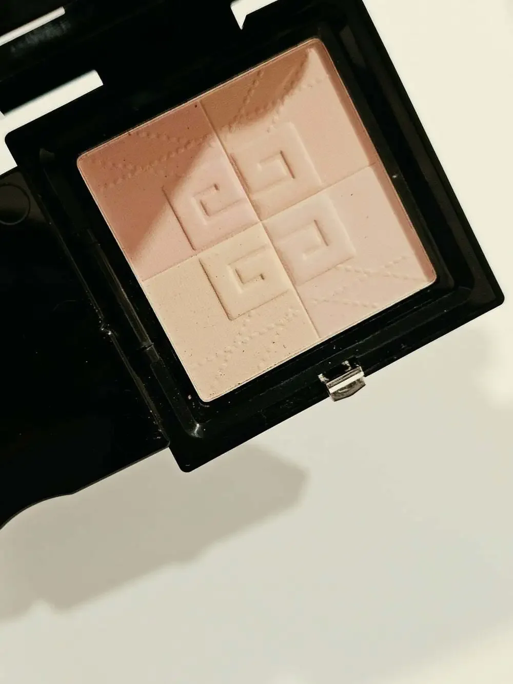 New GIVENCHY Prisme Libre Blurring & Color-Correcting Matte Pressed Powder